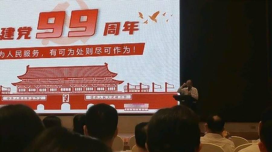 熊黛林携丈夫现身路边茶档,穿着素朴气质出众,站街边排队接地气